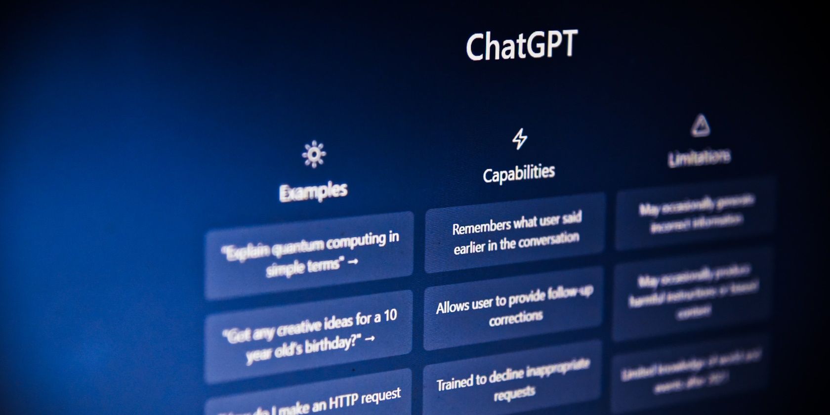 Экран монитора с сайтом и чатботом ChatGPT