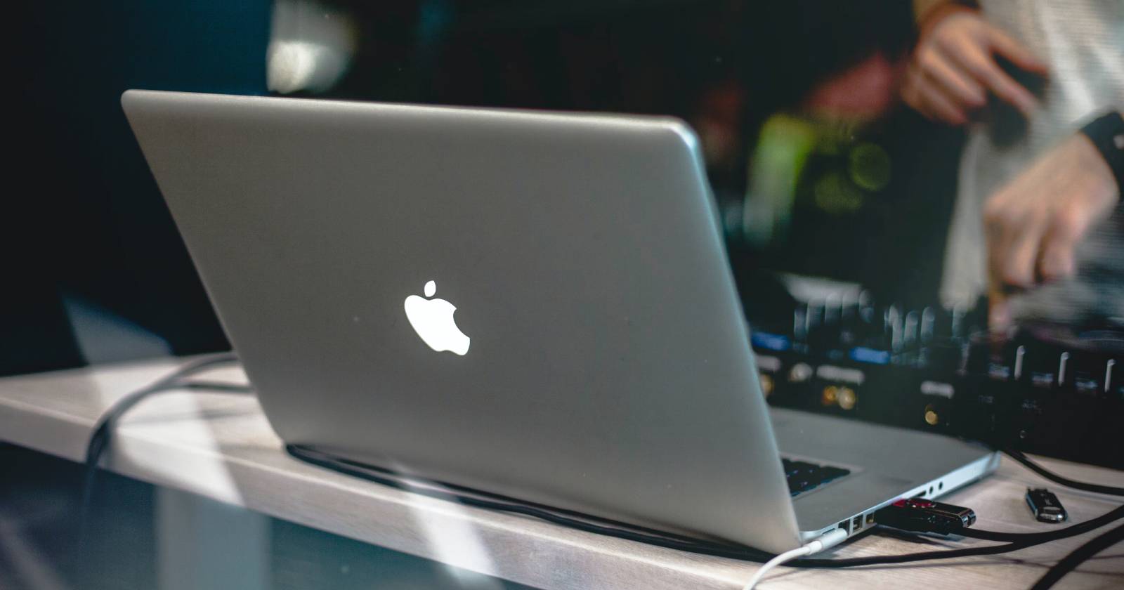 MacBook, подключённый к микшерному пульту