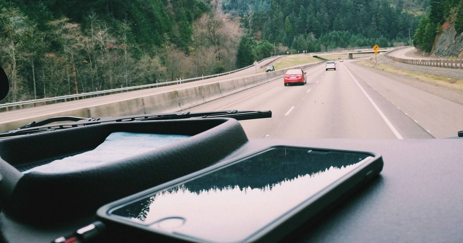 iPhone на приборной панели автомобиля