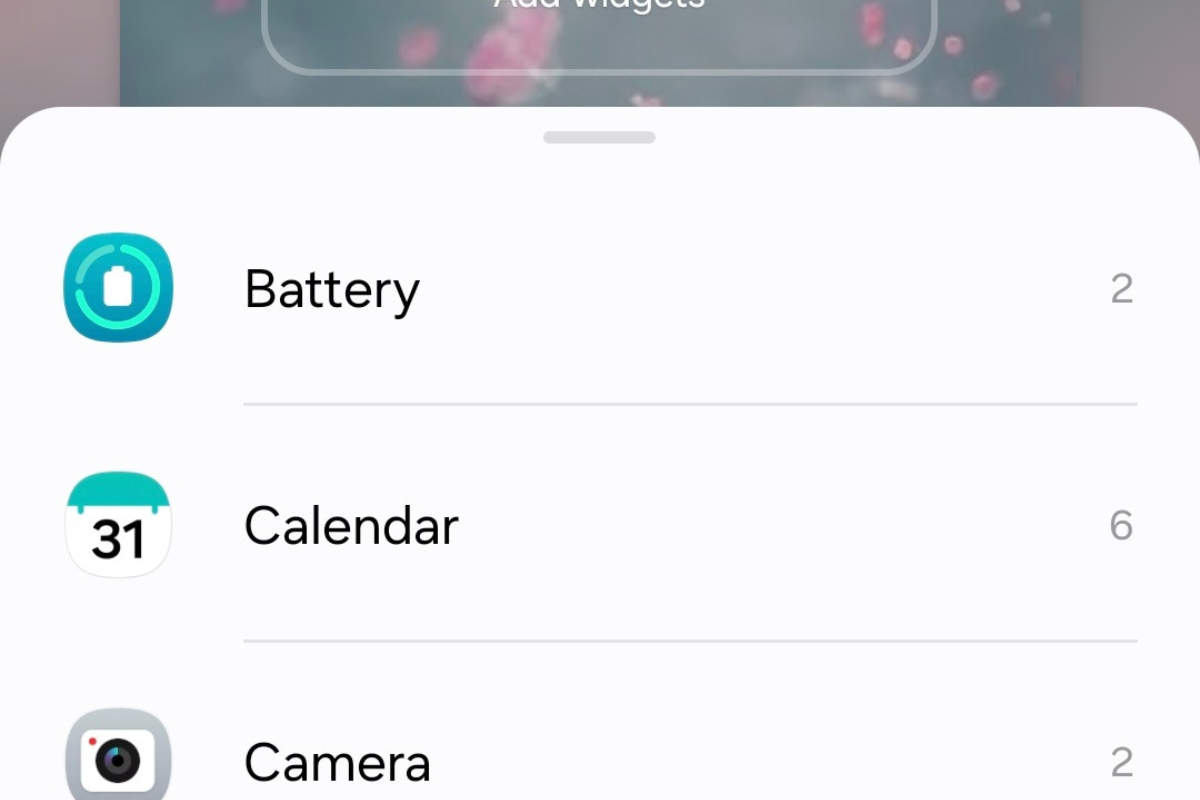 Скриншот доступных вариантов виджетов в меню кастомизации часов экрана блокировки.