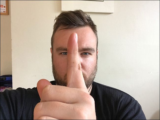 Проверка параллакса: палец перед лицом