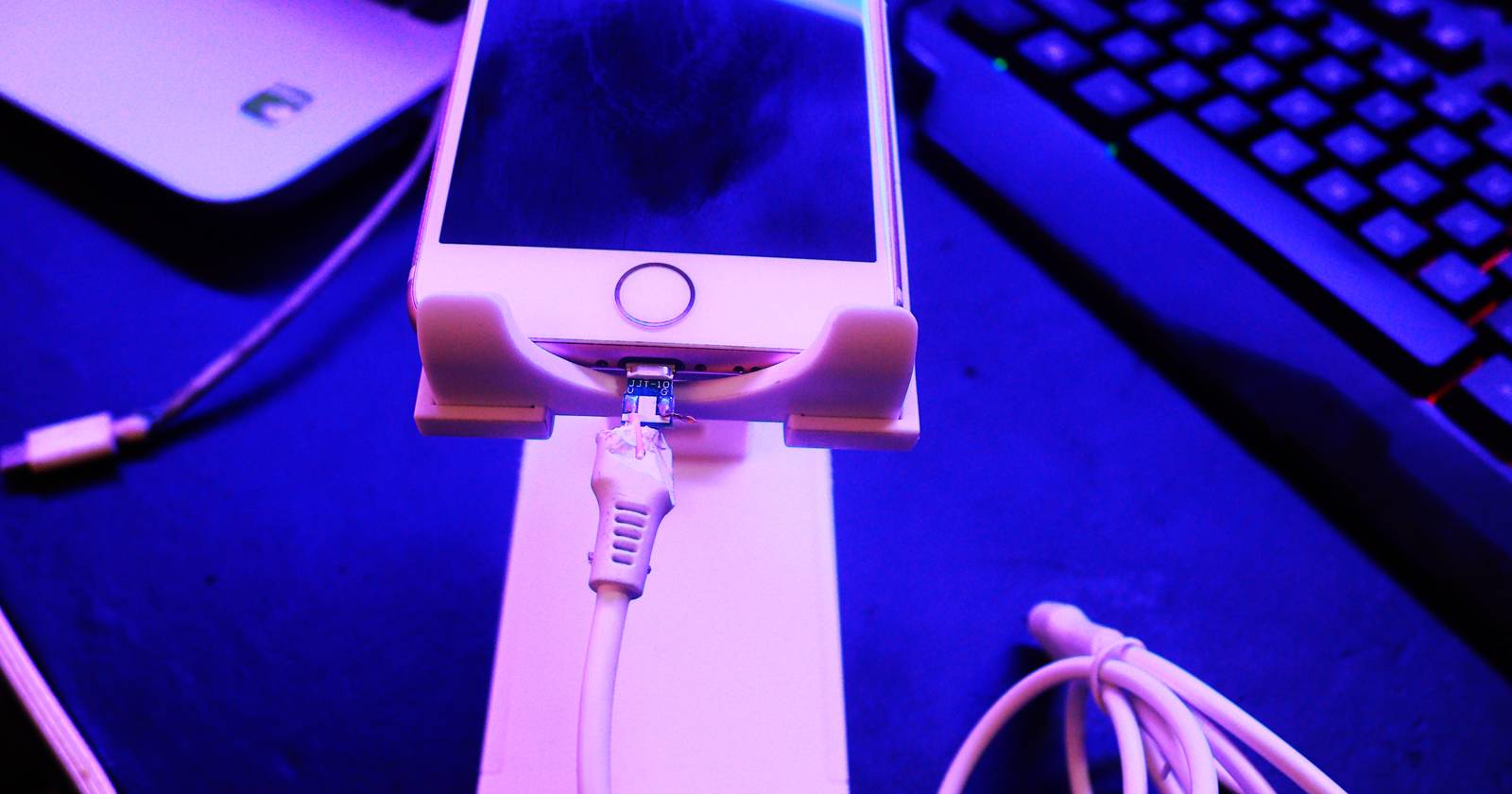 Сломанный разъем Lightning частично вставлен в iPhone