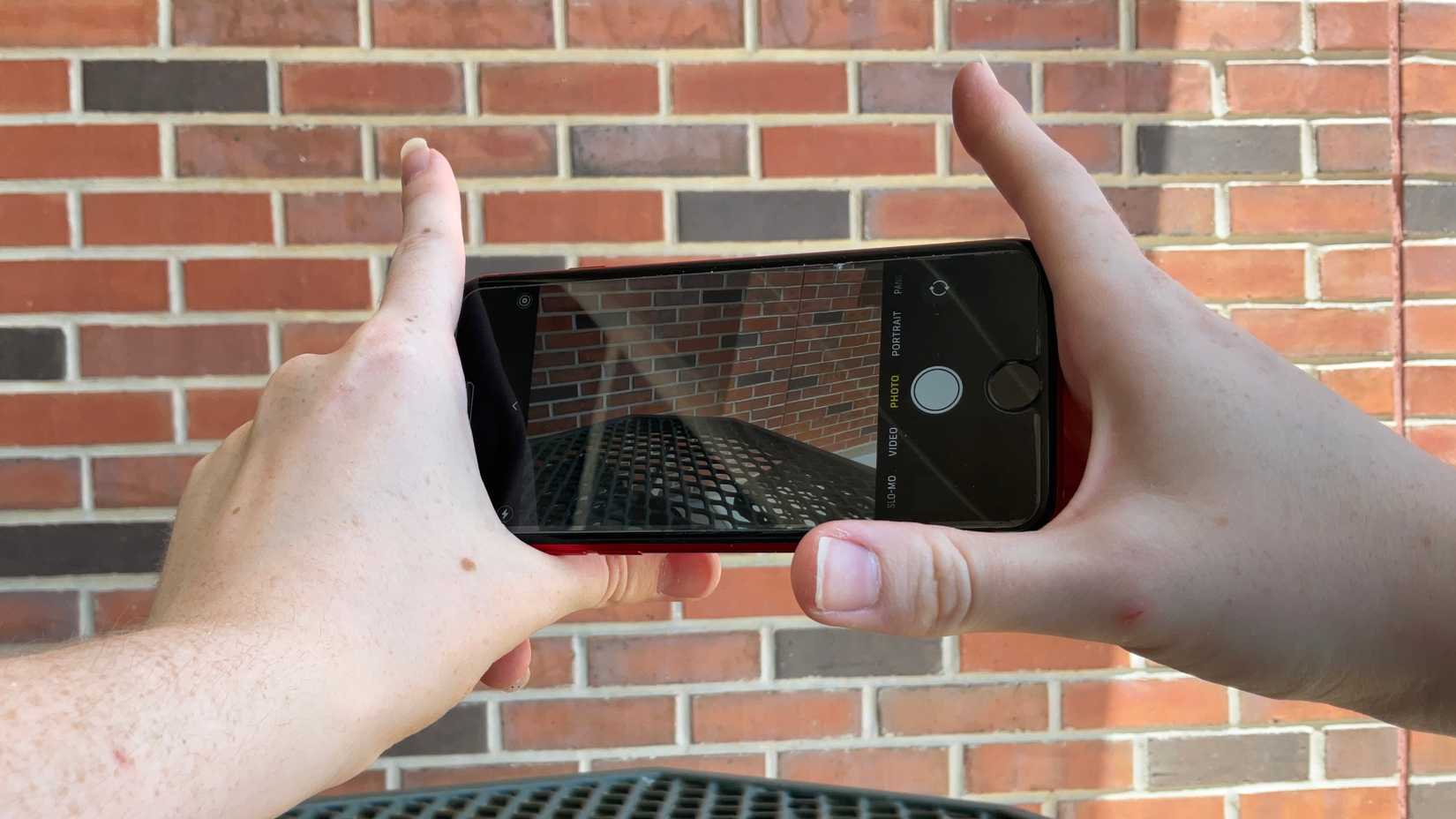 Правильный способ держать смартфон для стабилизации кадра