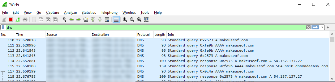 WireShark capturing DNS queries — изображение показывает незашифрованные DNS‑запросы, где видно доменное имя makeuseof.com