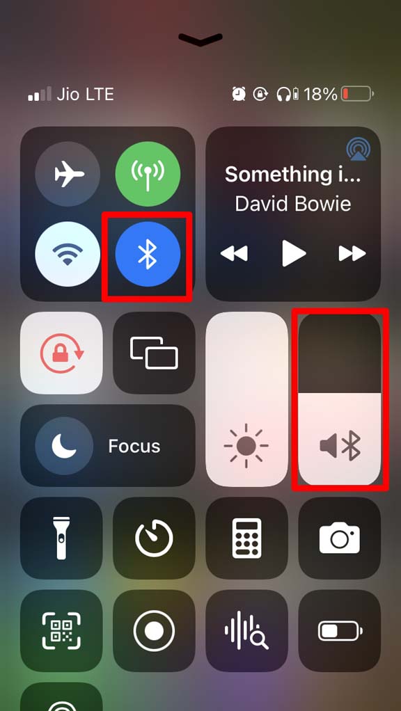 iPhone с подключённым Bluetooth-наушником