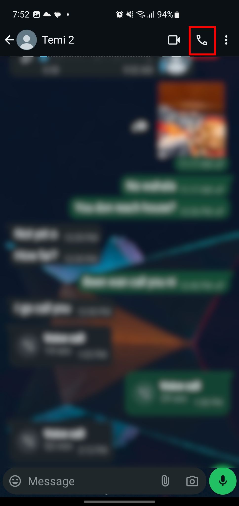 Скриншот значка голосового вызова в личном сообщении WhatsApp.