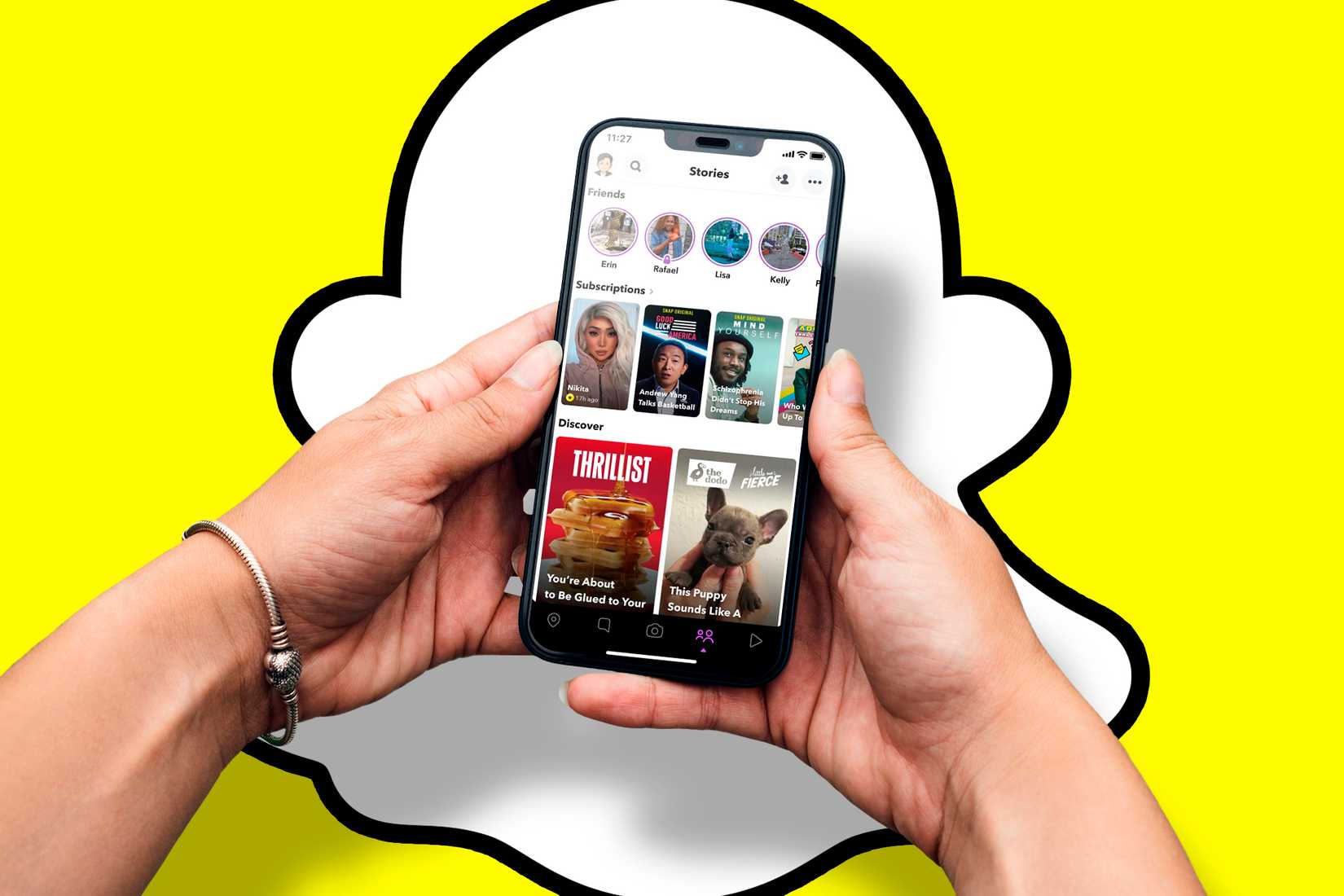 Человек использует Snapchat на телефоне, логотип Snapchat на заднем плане