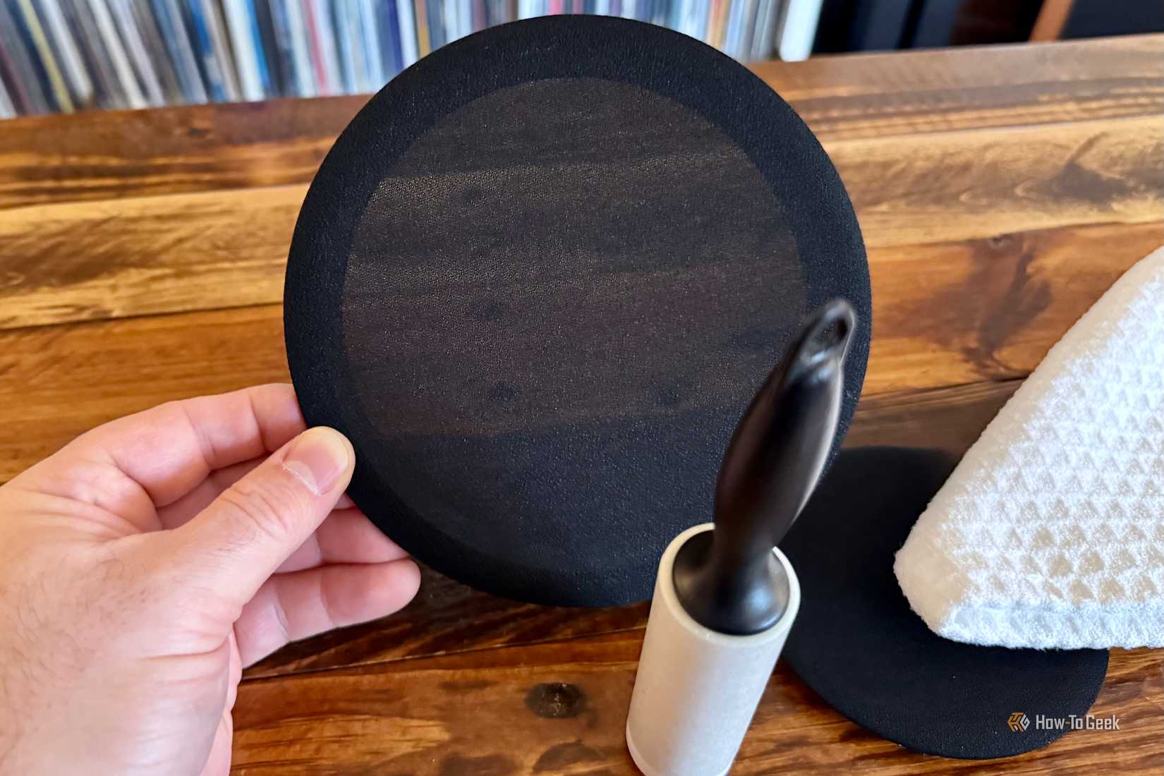 Чистка тканевого гриля колонки роликом от ворса.