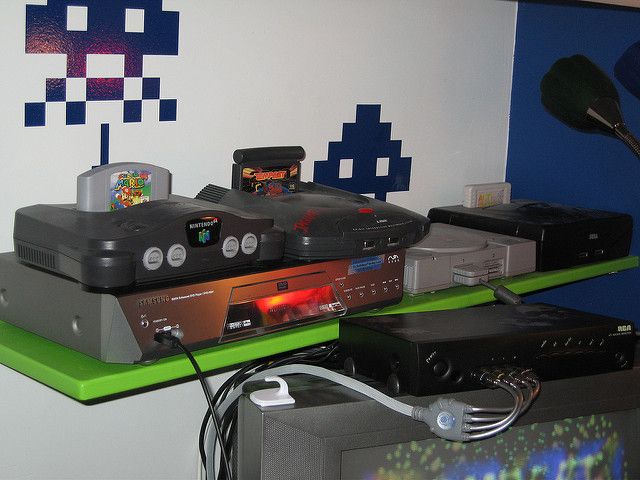 полка со старыми играми