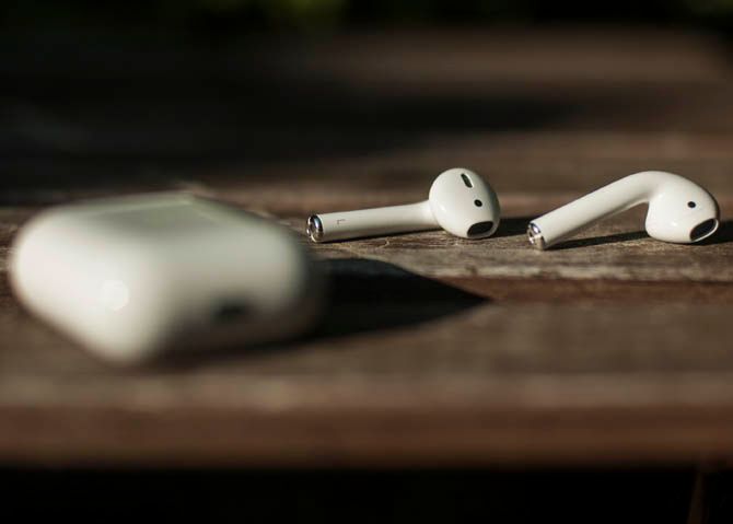 Белые AirPods на белом фоне