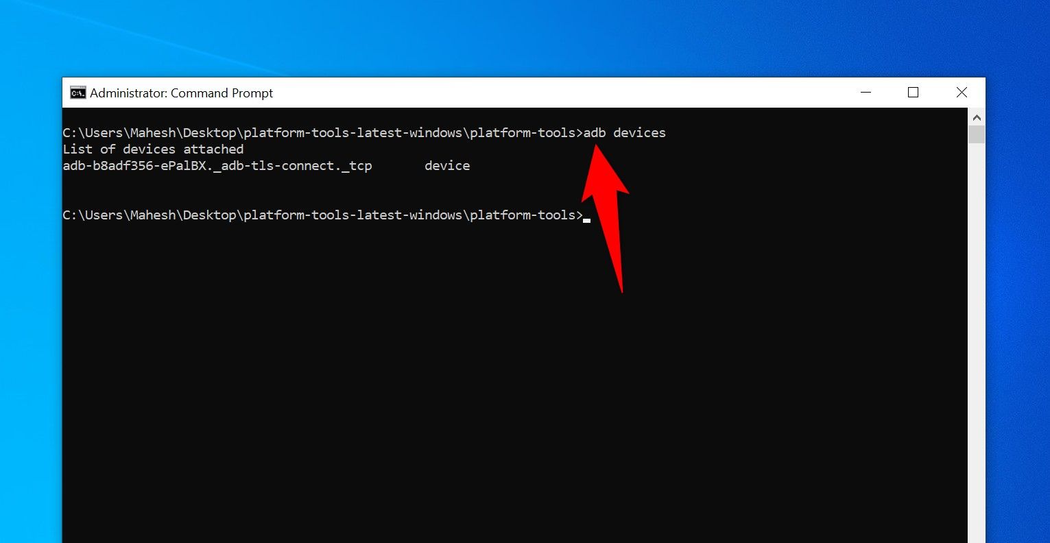 Команда adb devices введена в Командной строке Windows, отображается список устройств.