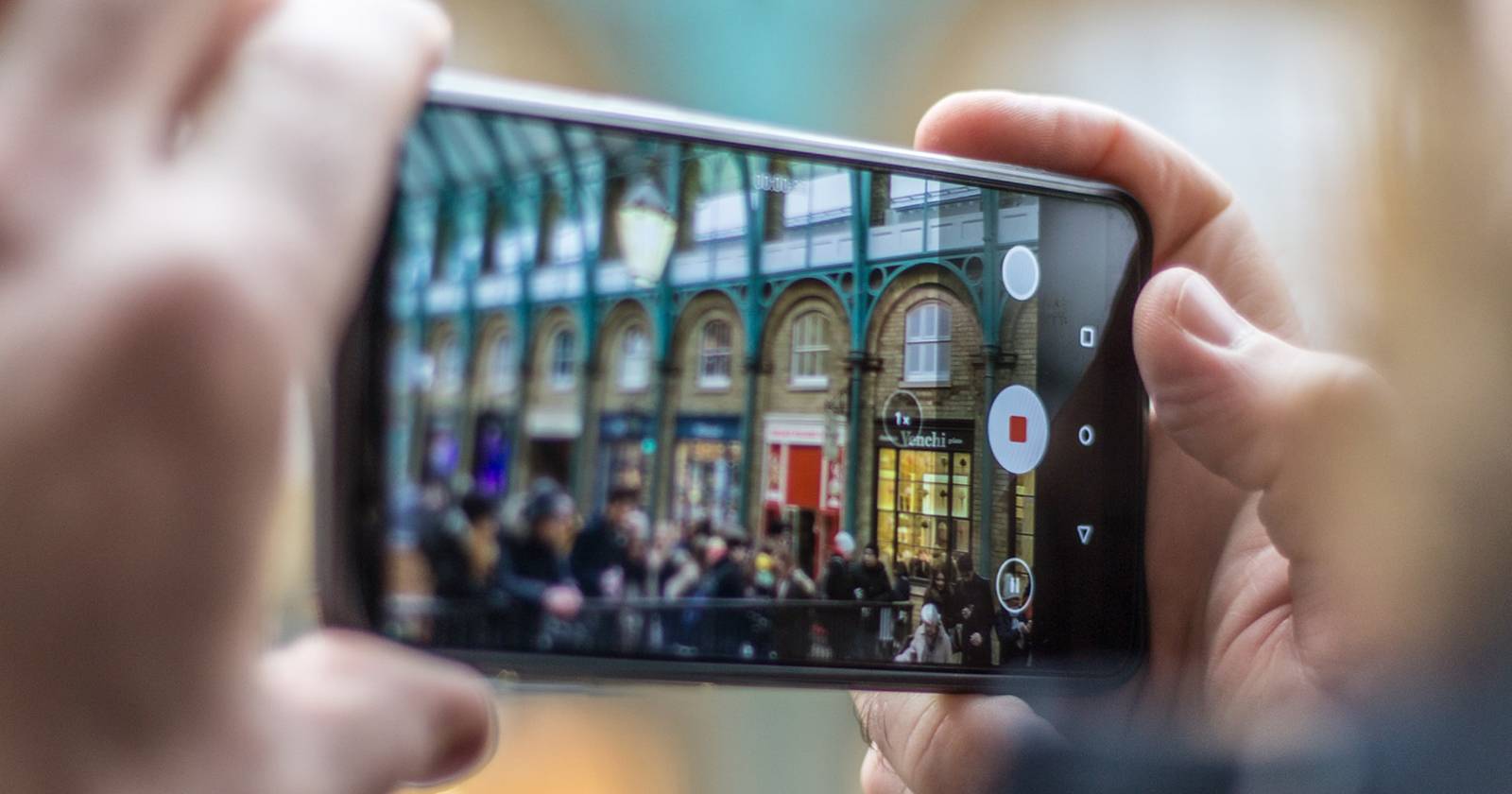 человек делает фото на смартфон Samsung Galaxy