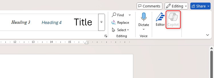 Значок Copilot затемнён в Microsoft Word, показывая, что функция отключена.