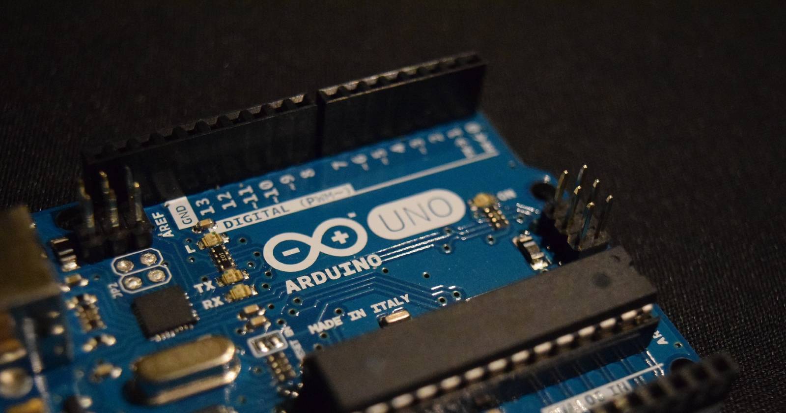 Крупный план платы Arduino Uno