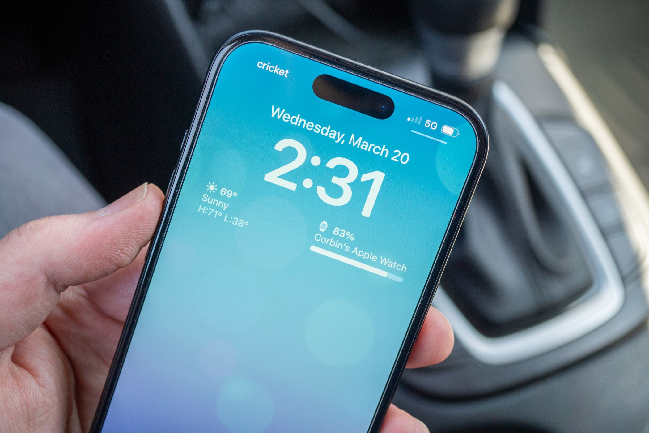 iPhone 15 в автомобиле с плохим уровнем сигнала