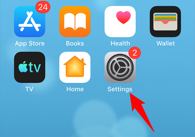 Откройте Настройки на iPhone и нажмите своё имя вверху