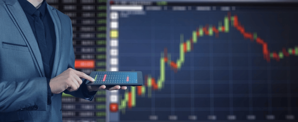 Pessoa analisando informações antes de decidir