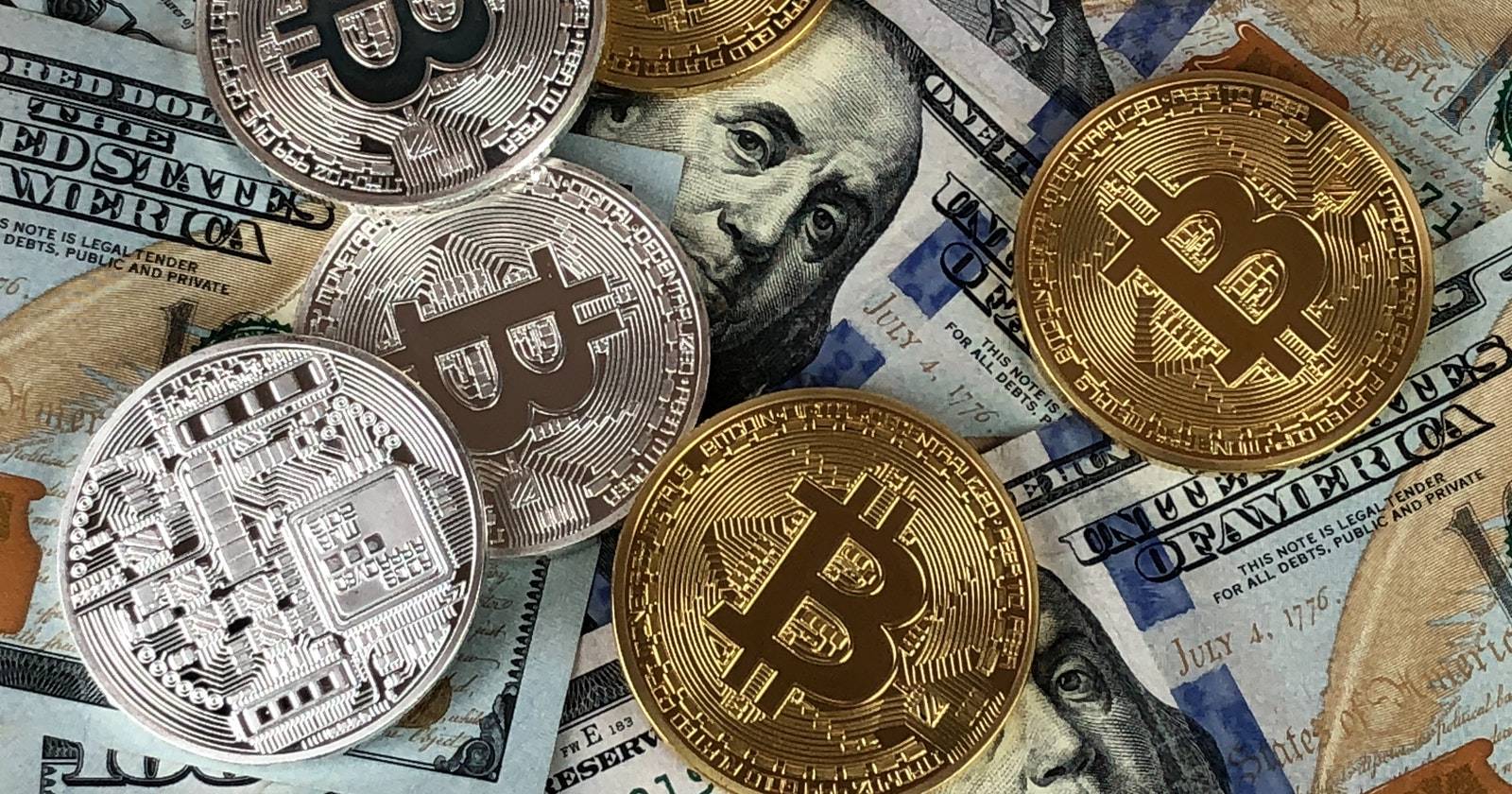 Биткоины и доллары на столе