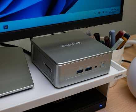 Мини-ПК GEEKOM AE7 на рабочем столе.