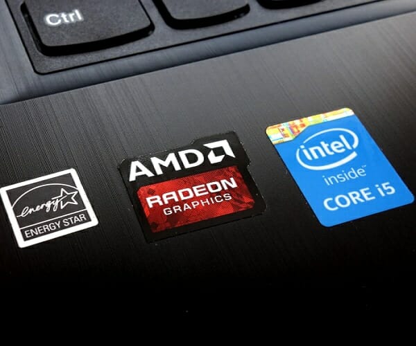 Логотип AMD Radeon и интерфейс обновлений