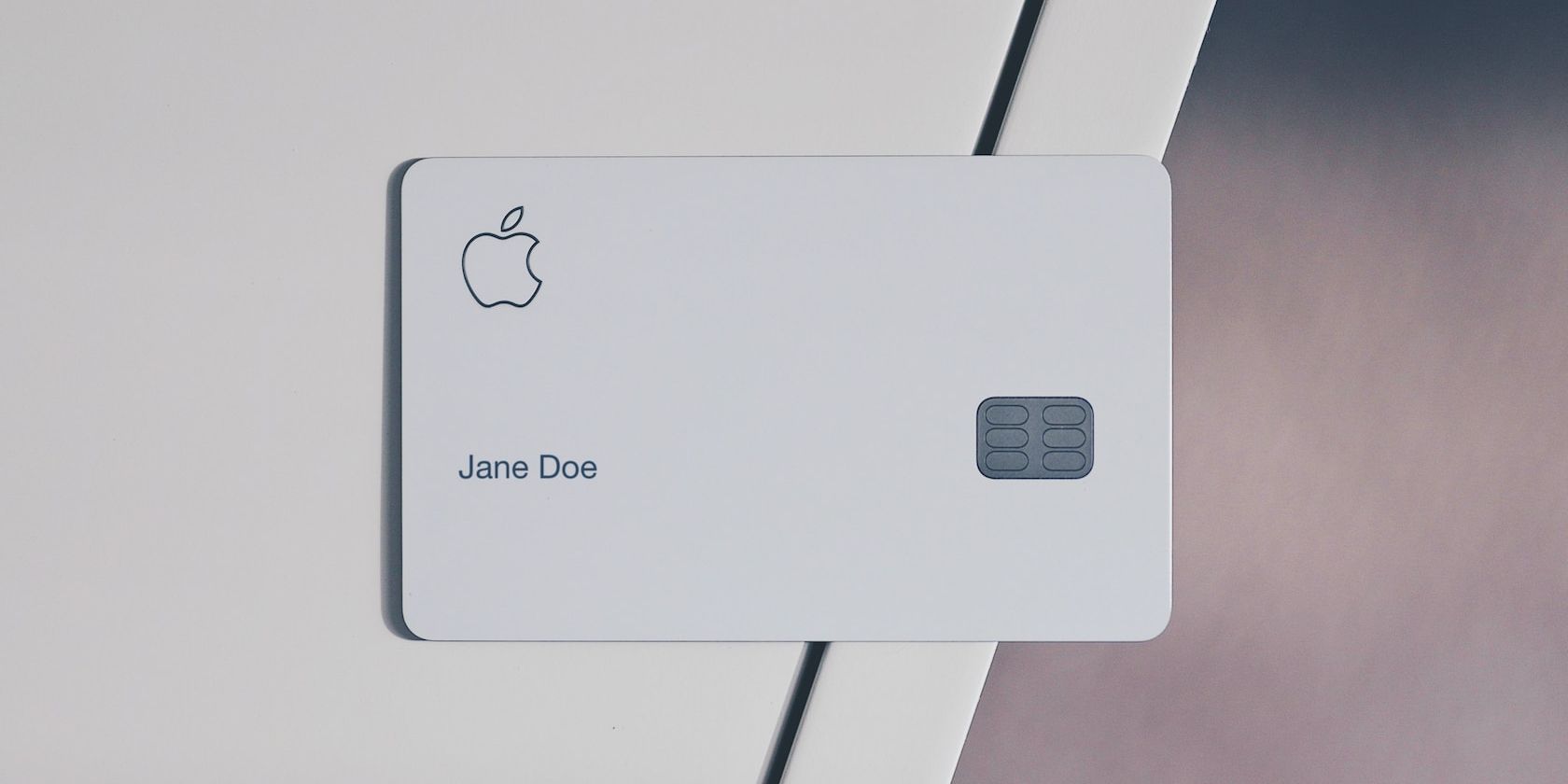 Крупный план карты Apple Card на фоне