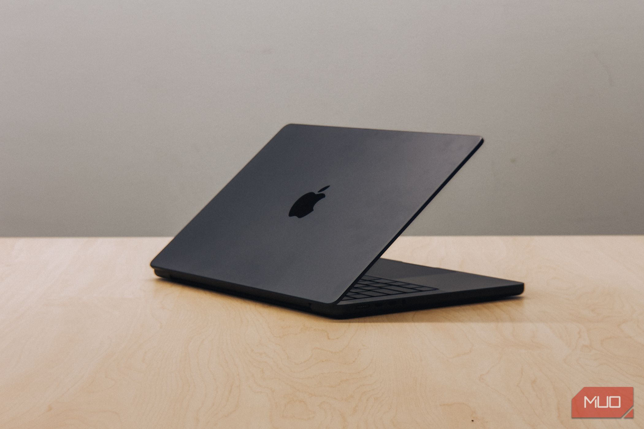 MacBook Pro (M4) экран опущен на деревянном столе