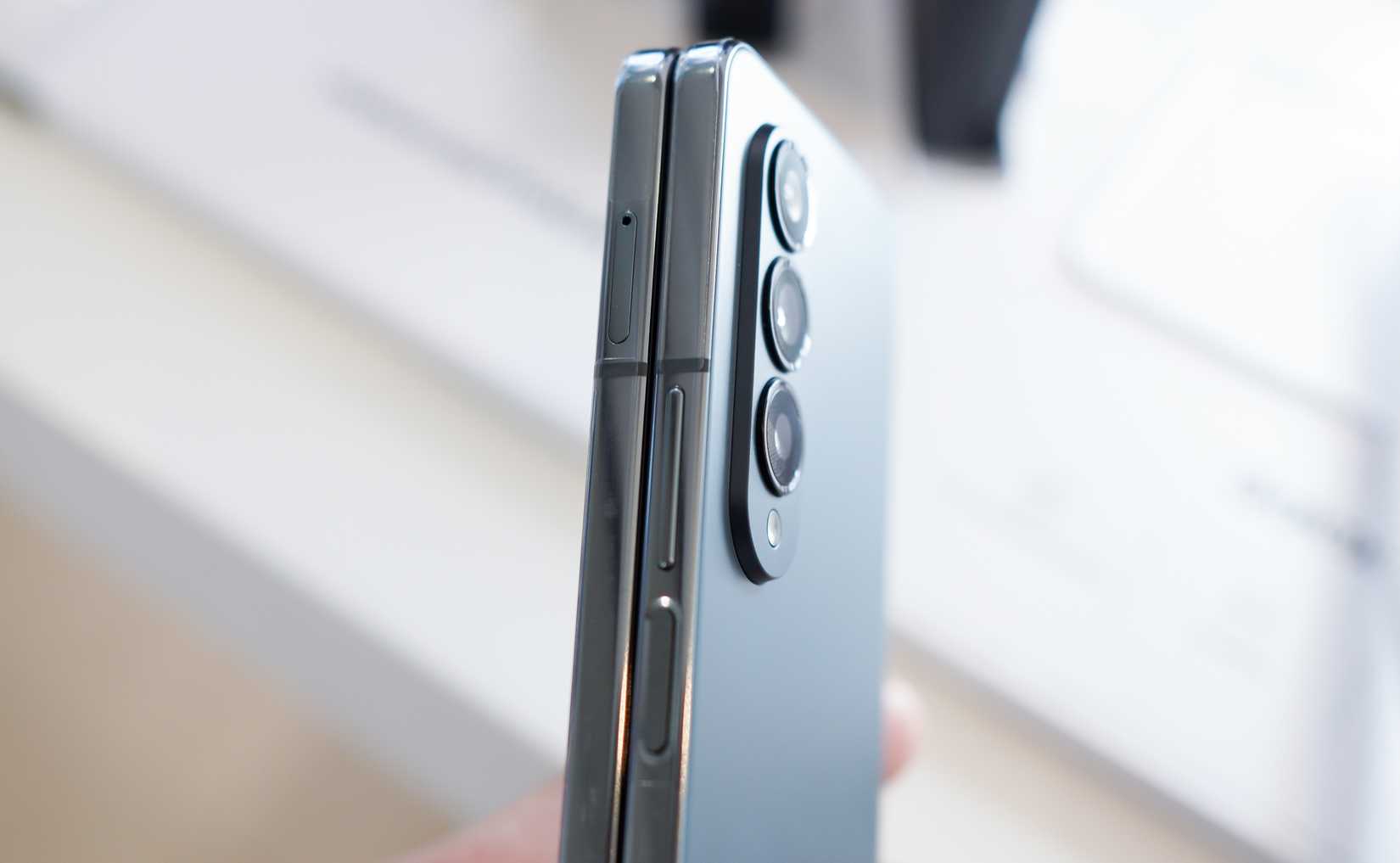 Боковой вид Galaxy Z Fold 4 с кнопками питания и громкости