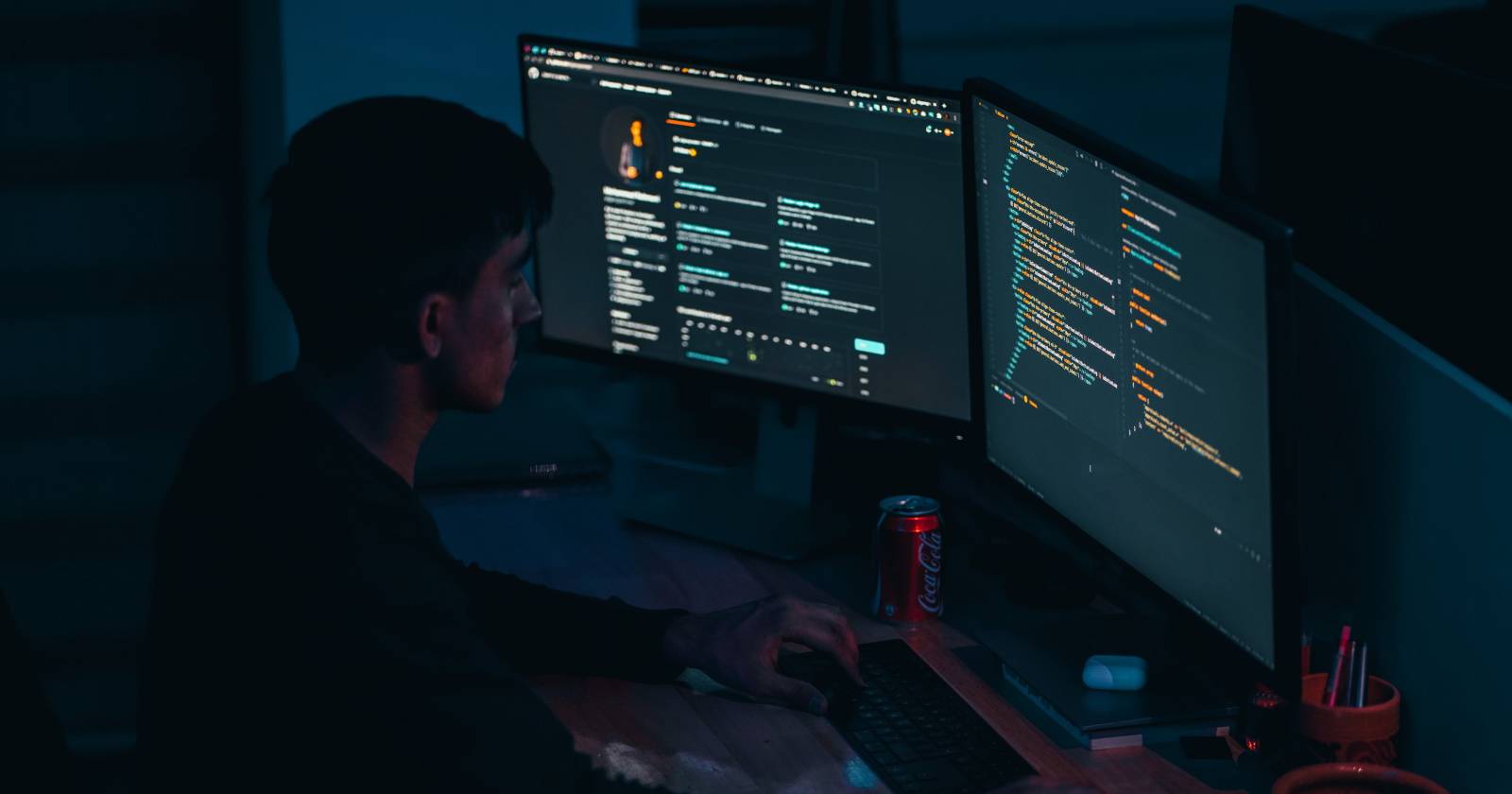 Человек пишет код за компьютером