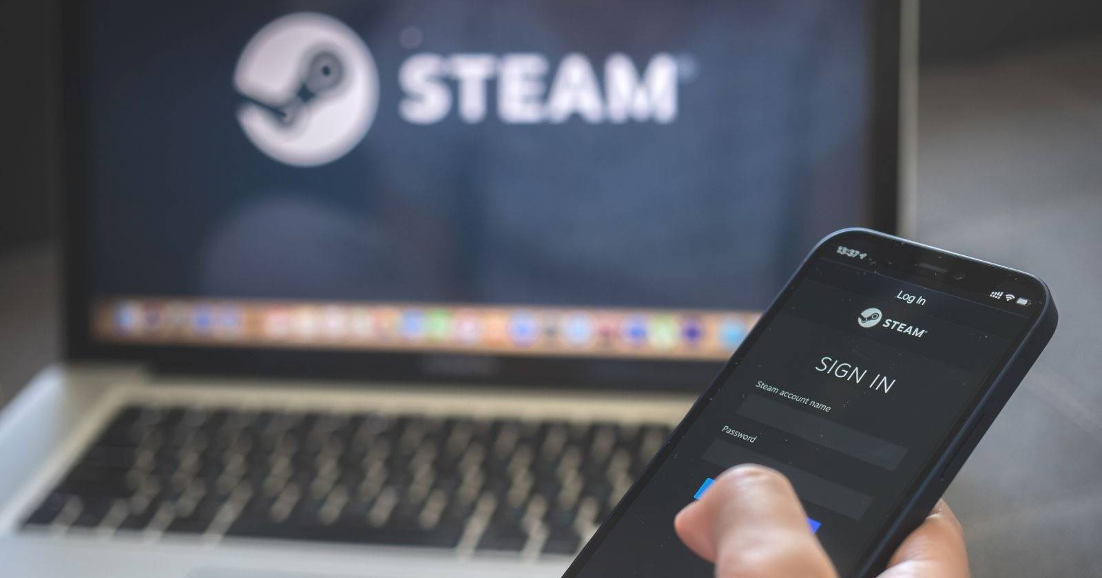 Женщина использует смартфон с приложением Steam