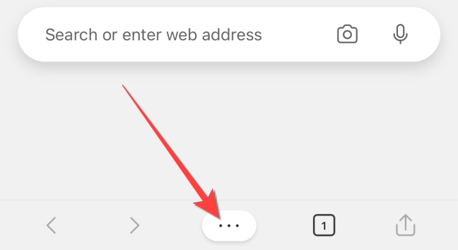 Кнопка меню с тремя точками внизу экрана Microsoft Edge на iPhone