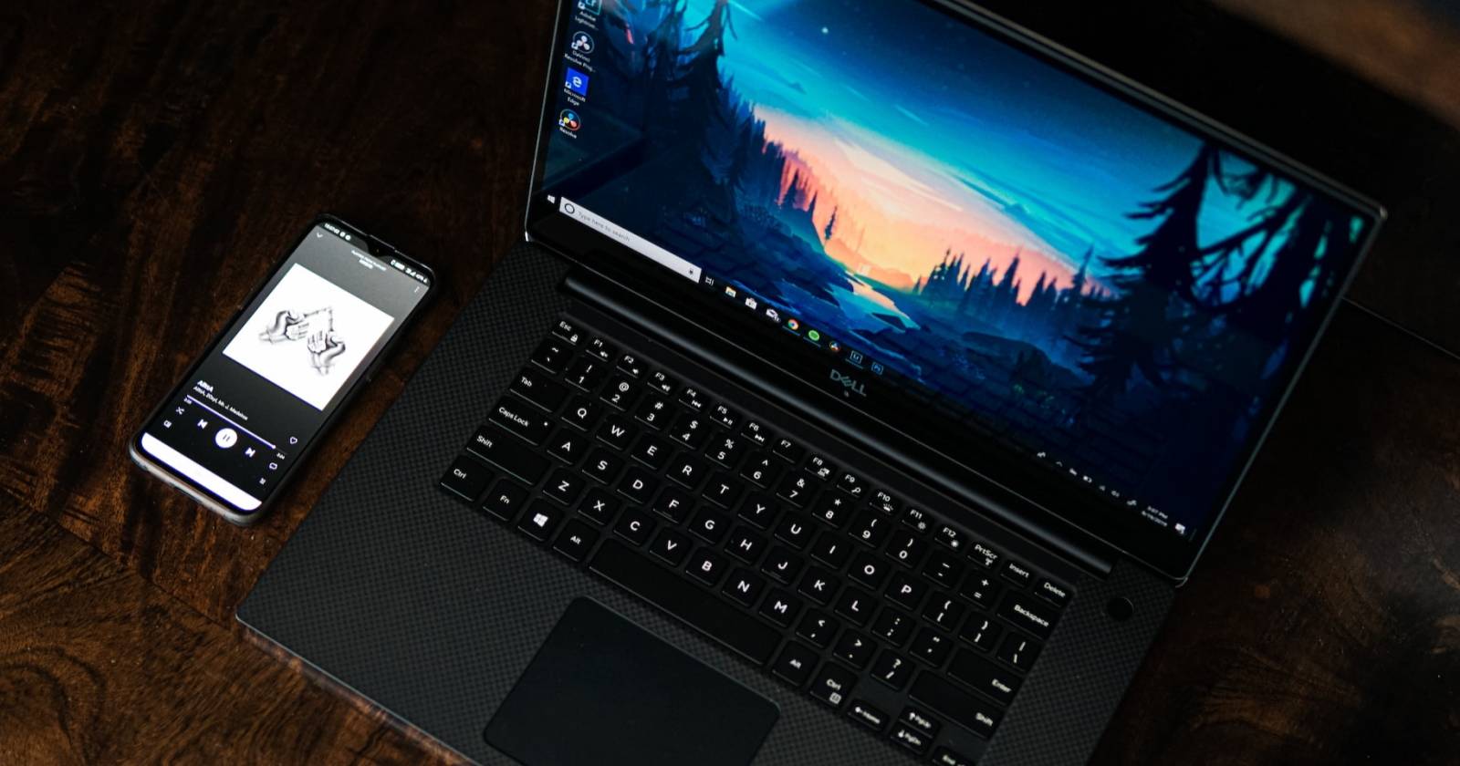 Чёрный ноутбук с Windows на столе