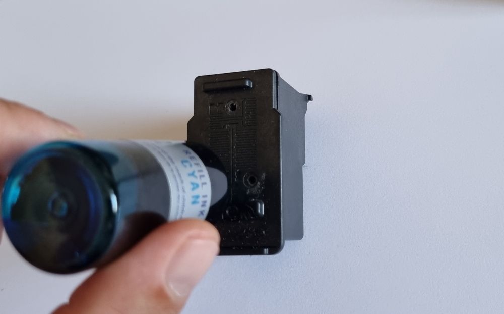 Серый картридж заправляется с помощью шприца