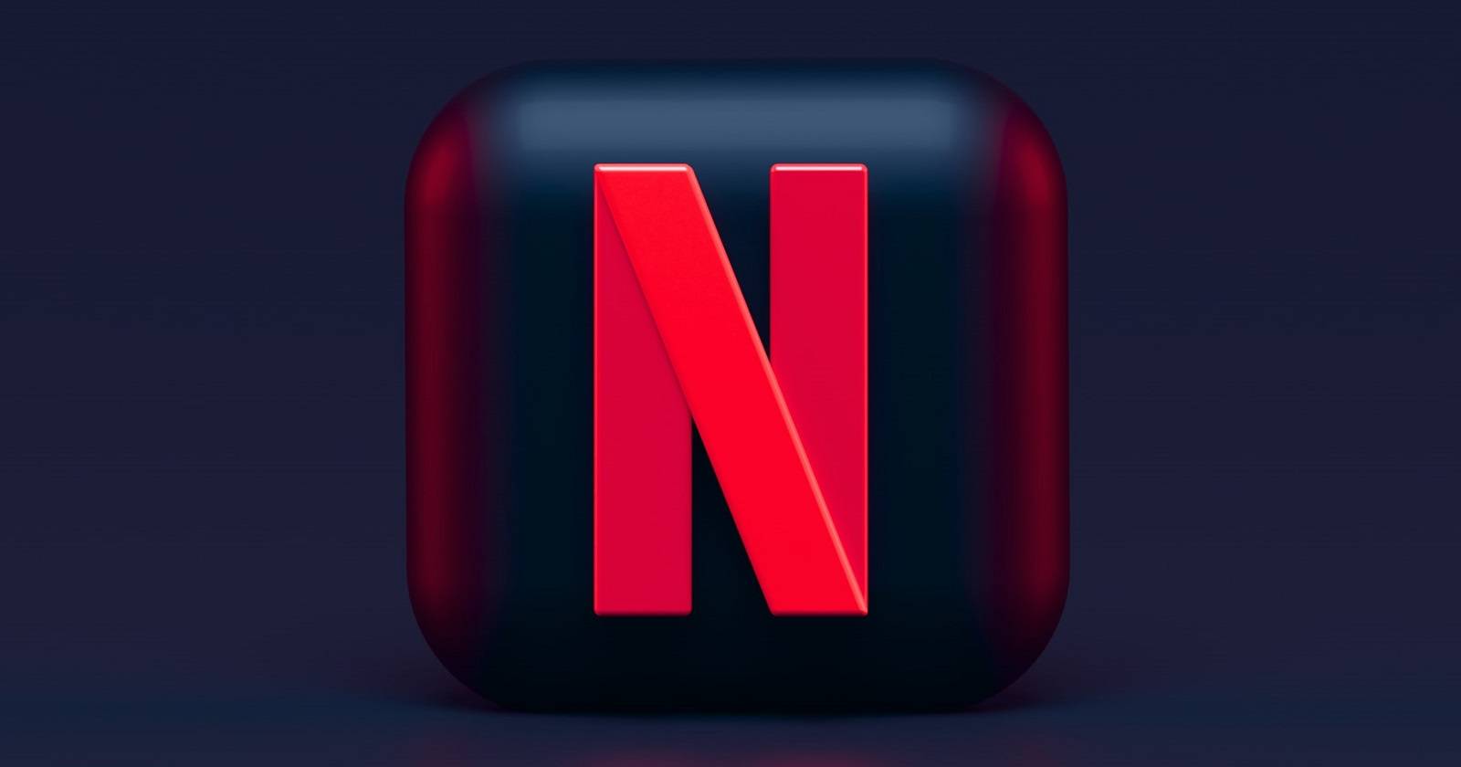 Логотип Netflix на тёмном фоне