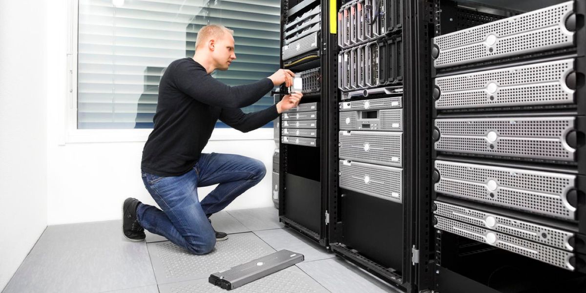 Инженер работает на обслуживании сервера