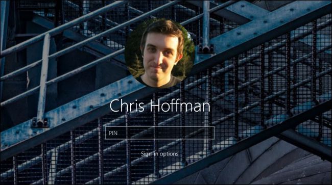 Человек работает за ноутбуком без экрана блокировки