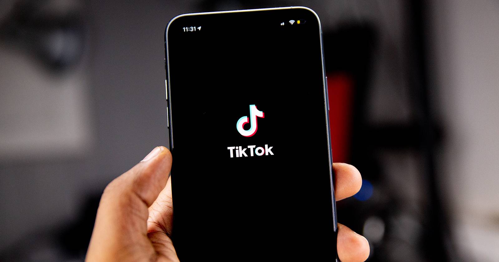 Приложение TikTok на смартфоне