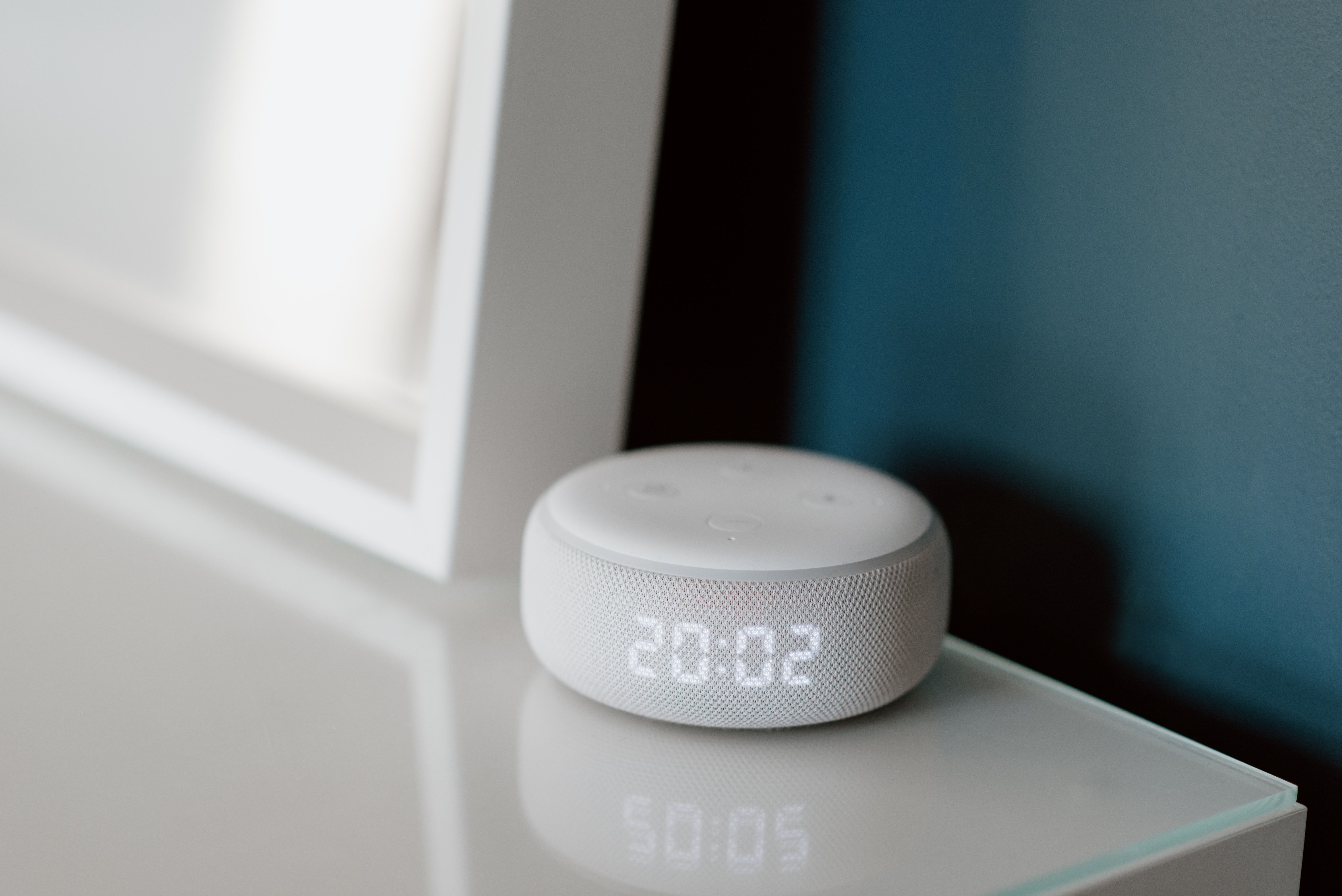 Устройство Amazon Alexa на столе