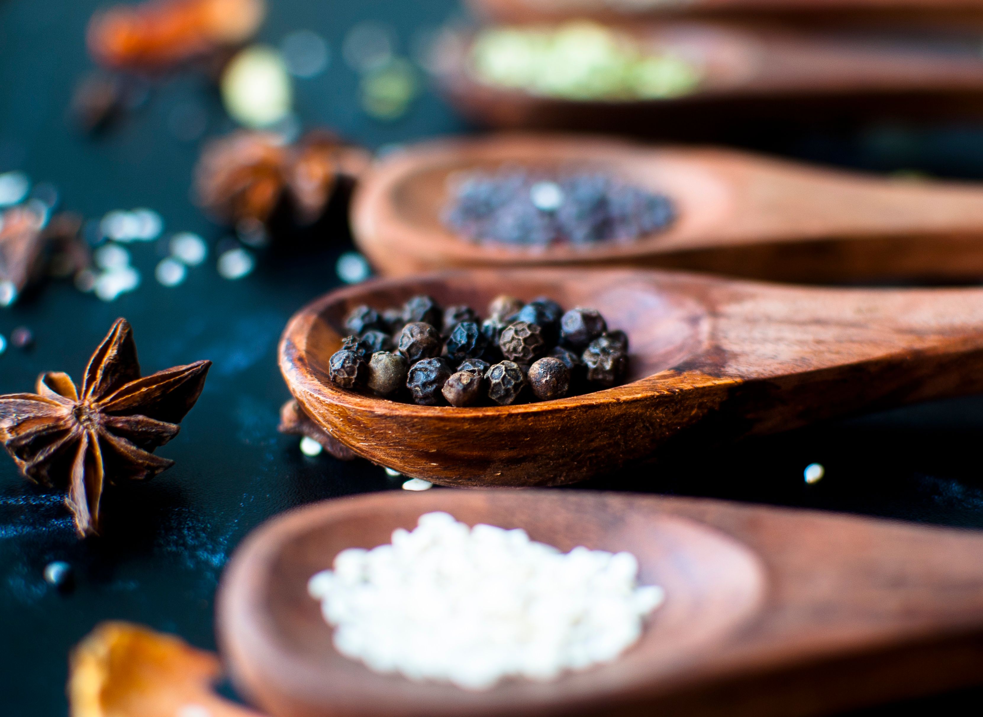 Разложенные специи и травы в маленьких чашах