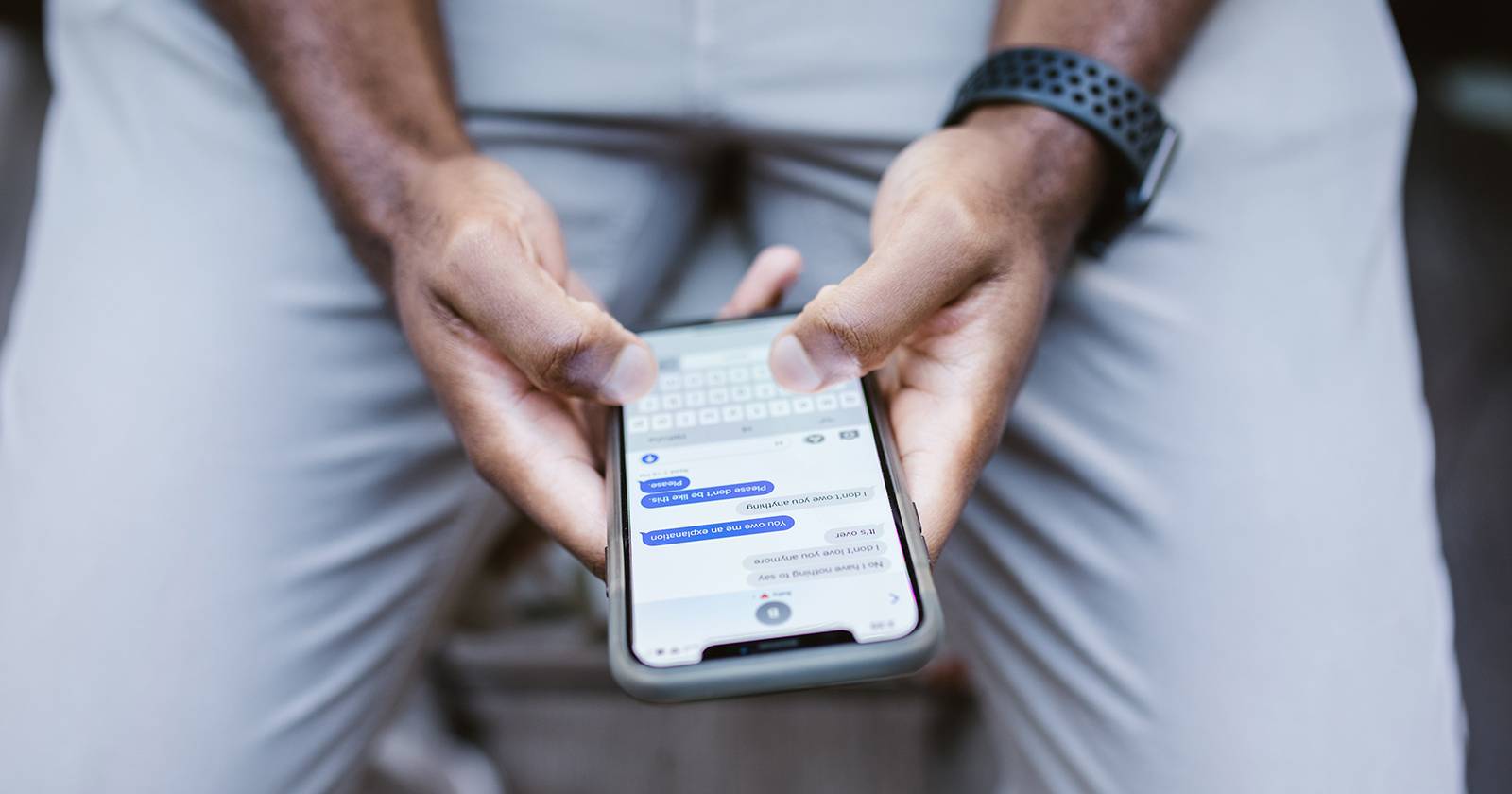 Persona usando un iPhone mostrando la app Mensajes
