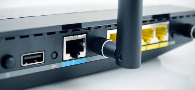 Крупный план современного беспроводного Wi‑Fi роутера