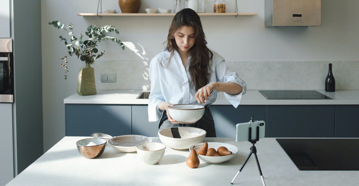Влогер использует миску для съёмки рецепта