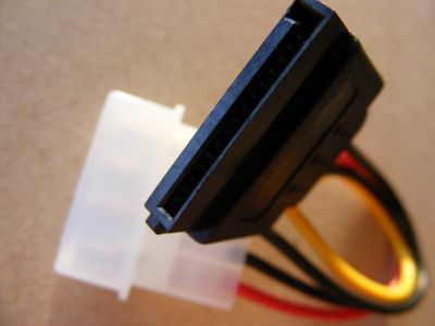 Различные кабели и разъёмы блока питания: PCIe, SATA и Molex