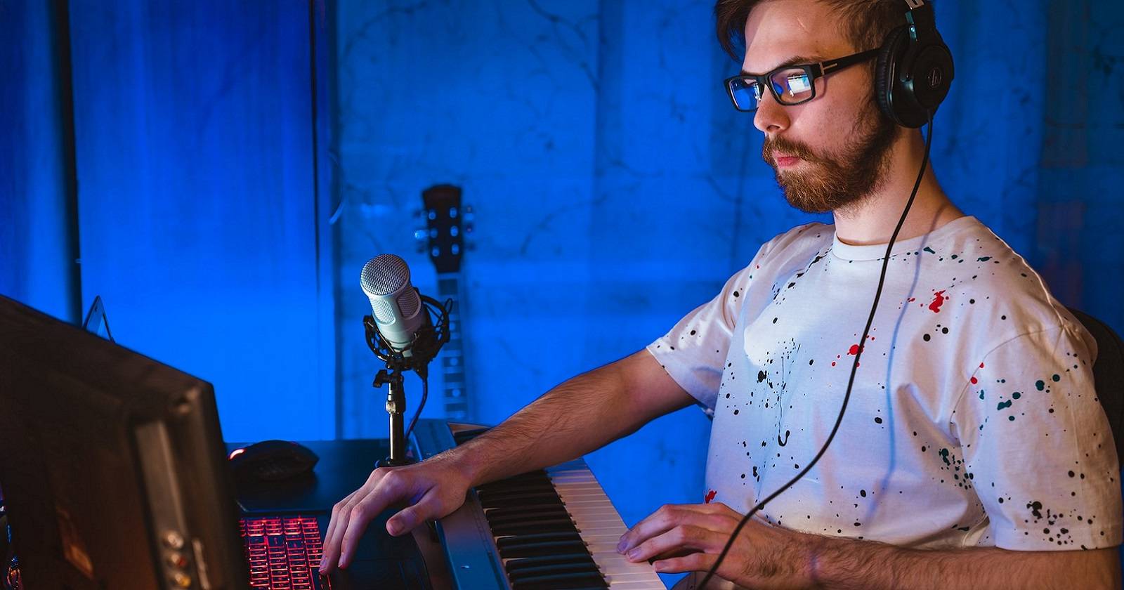 Мужчина редактирует аудио на ПК