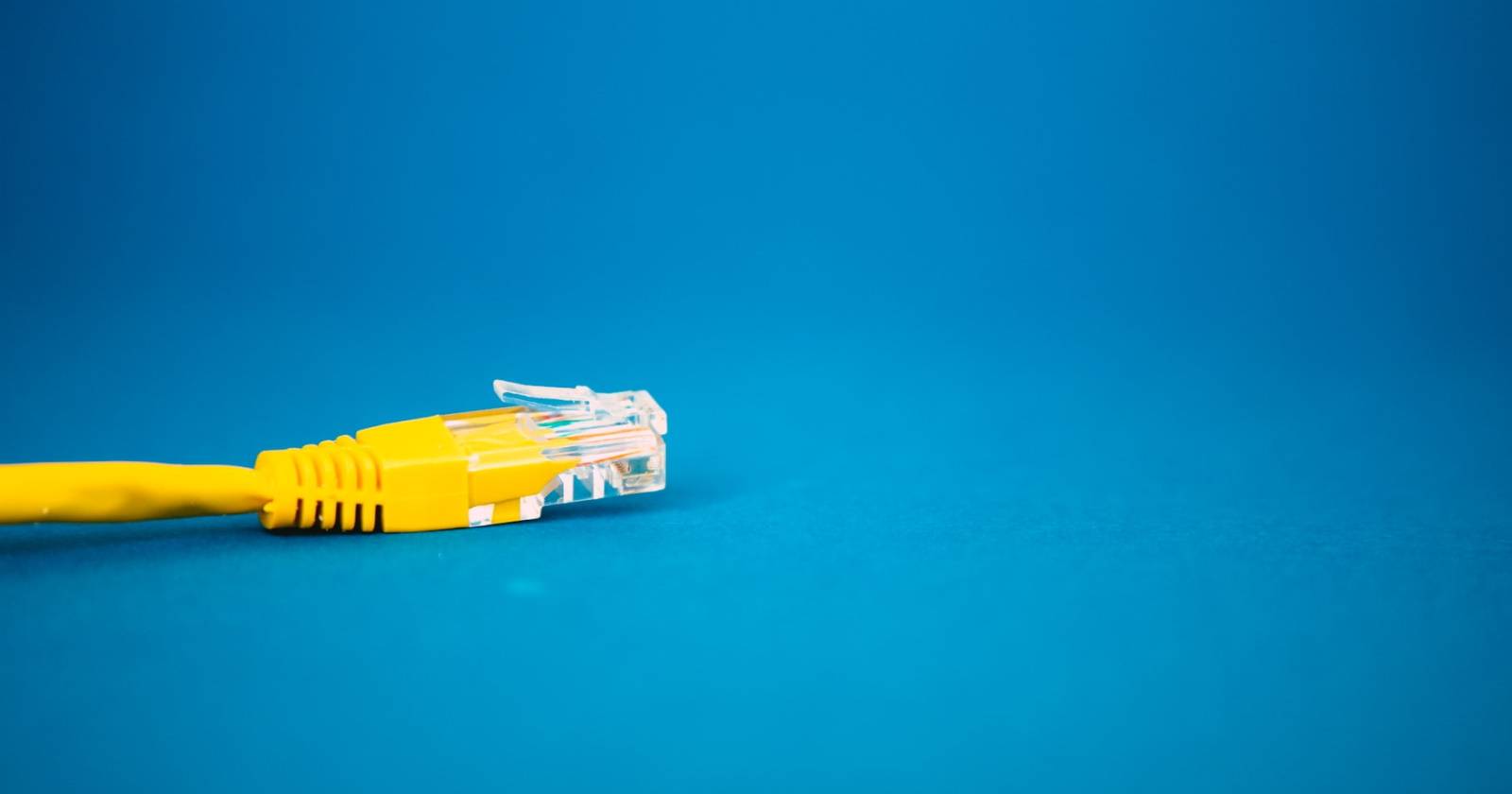 Сетевой кабель на синем фоне
