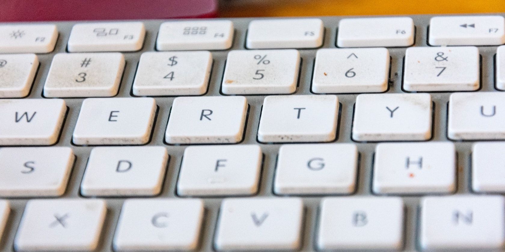 Как очистить залипающие клавиши MacBook