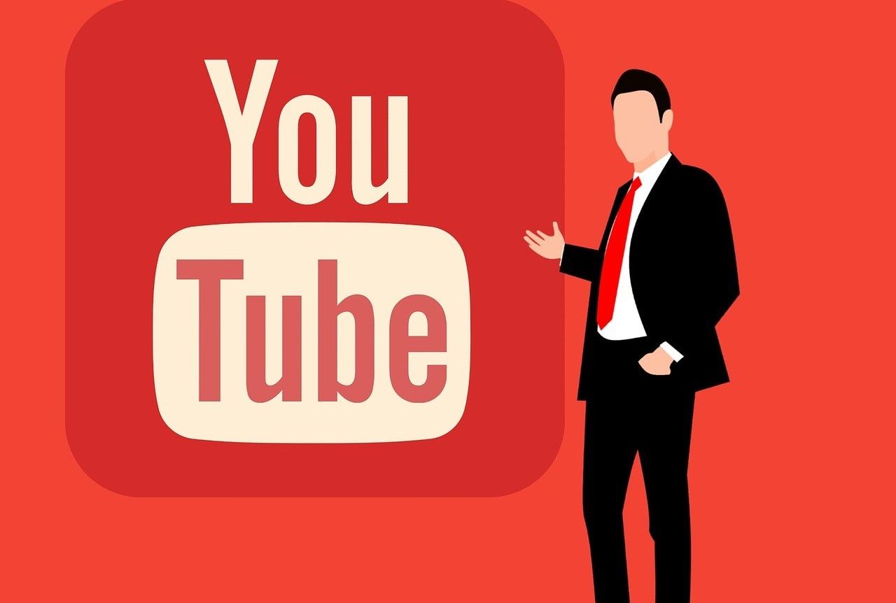 Анимированная фигура стоит в логотипе YouTube