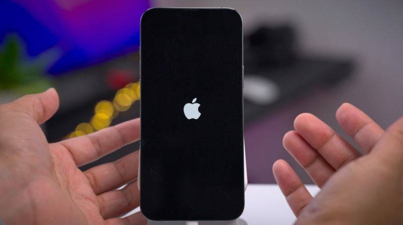 Symbolfoto: iPhone in Reparatur, geprüft auf Softwareprobleme