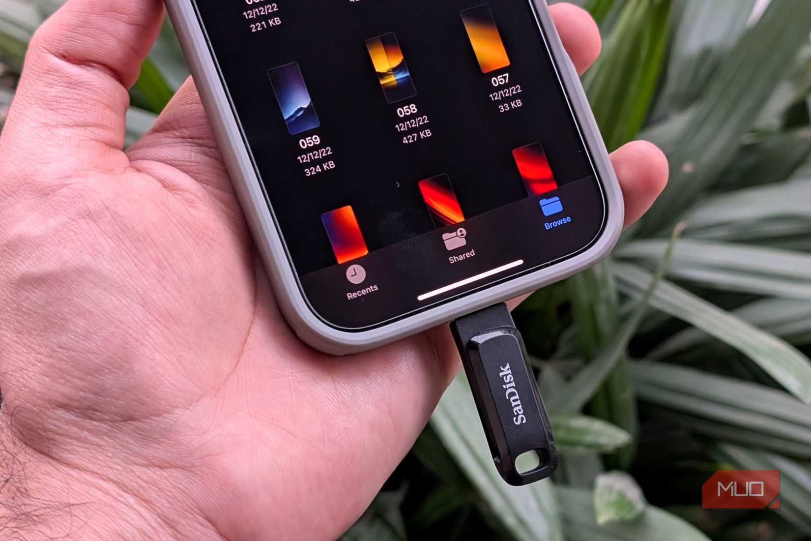 USB‑накопитель USB‑C рядом с iPhone