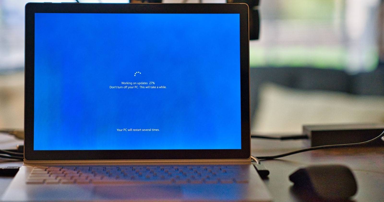 Ноутбук с Windows во время установки обновлений