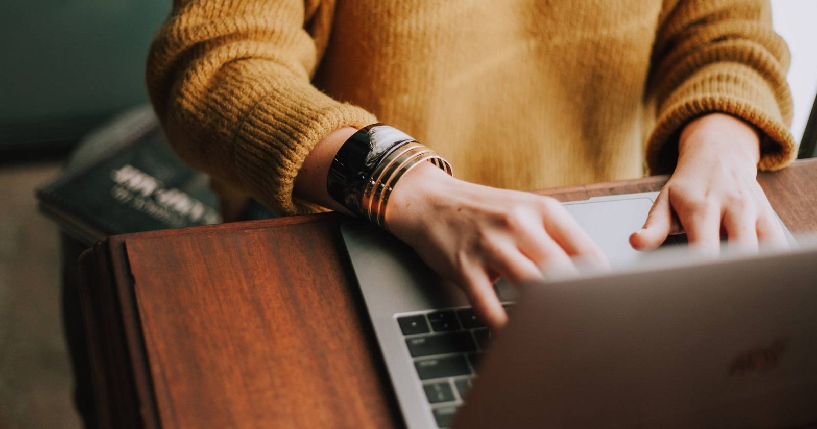 Человек работает за ноутбуком, редактирование анимации на экране